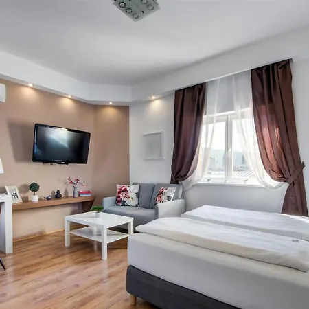 Premium Studio Szervita Square Apartment *